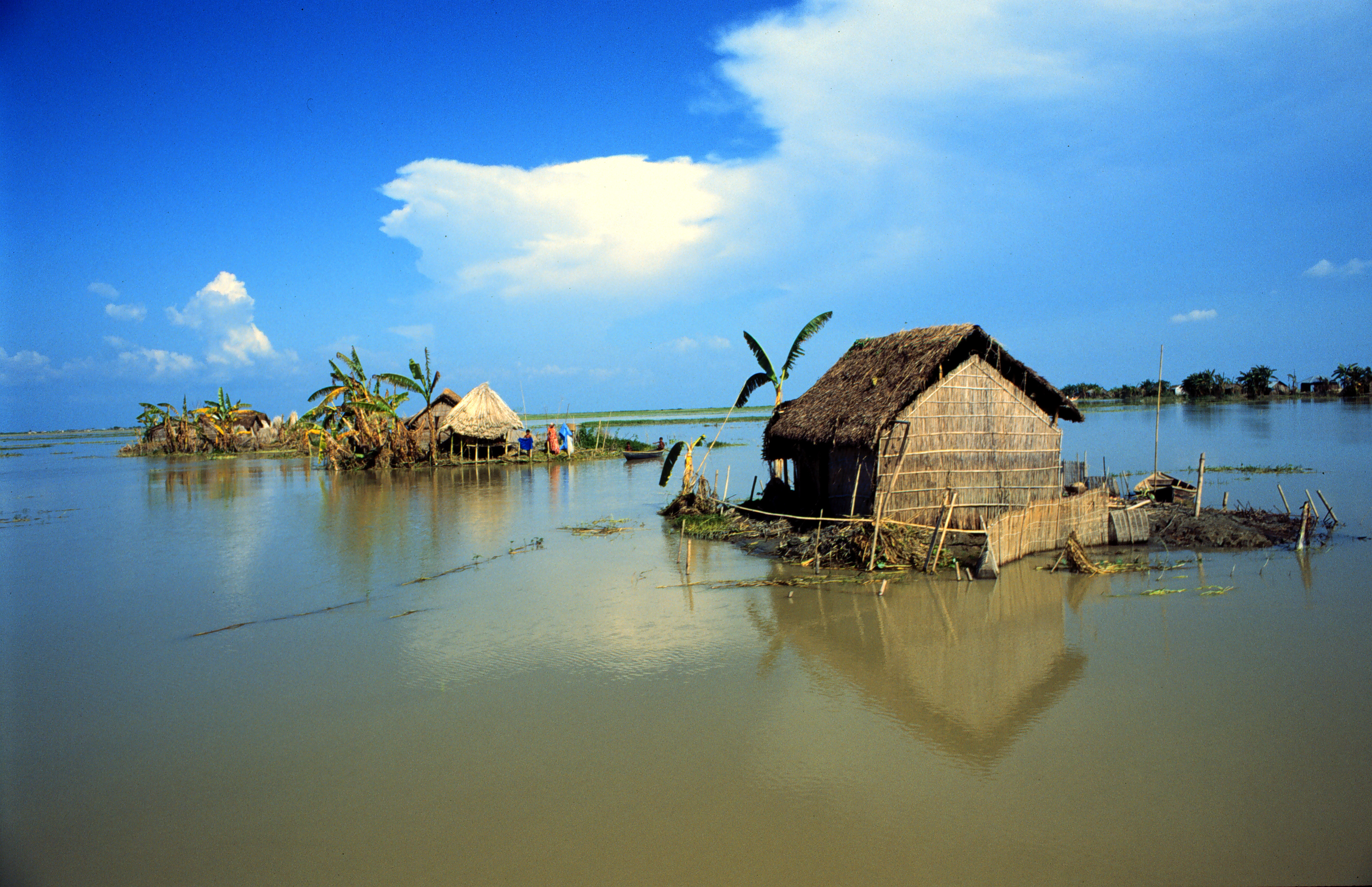 http://www.asociacioncaliope.org/imagenes/floodedBangladesh.jpg